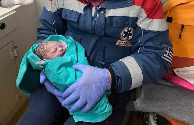 Μωράκι από την Καρδίτσα γεννήθηκε μέσα σε ασθενοφόρο του ΕΚΑΒ