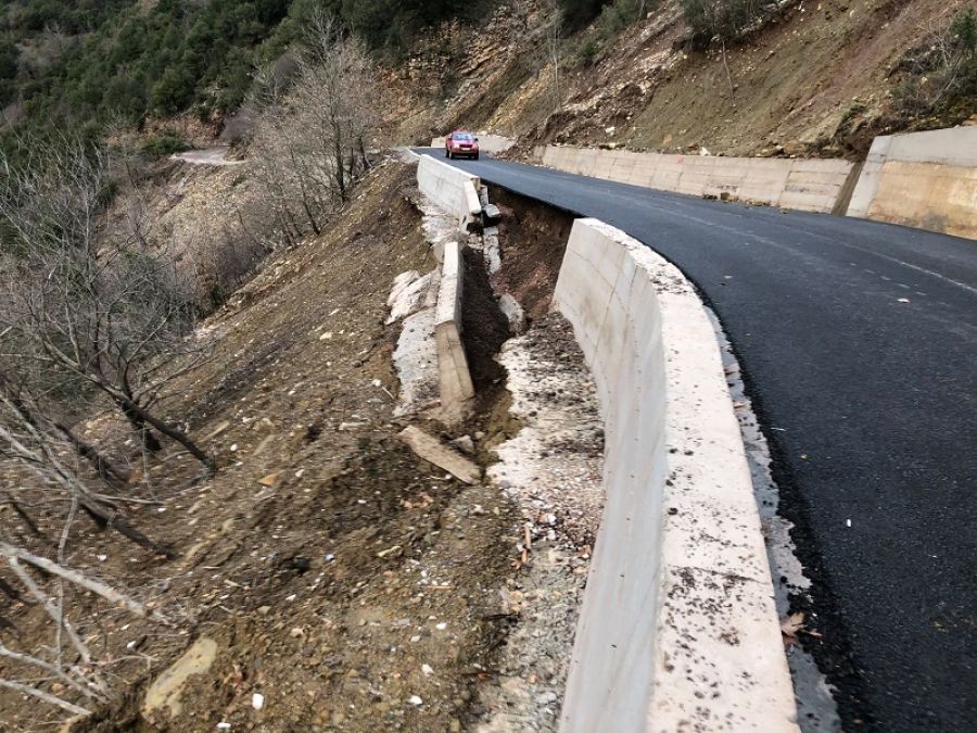 Σοβαρές ζημιές στο δρόμο διασταύρωση Σπηλιάς – λίμνη Στεφανιάδας