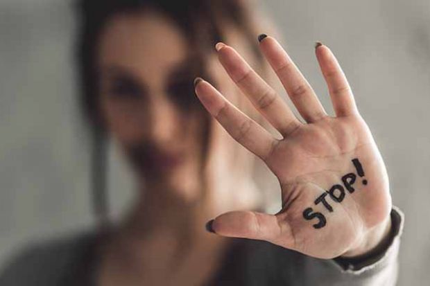 Σεξουαλική βία : Πώς μπορούμε να βοηθήσουμε τα θύματα