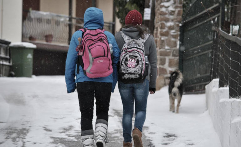 Σχολεία Τρικάλων: Κορωνοϊός VS κρυοπαγήματα