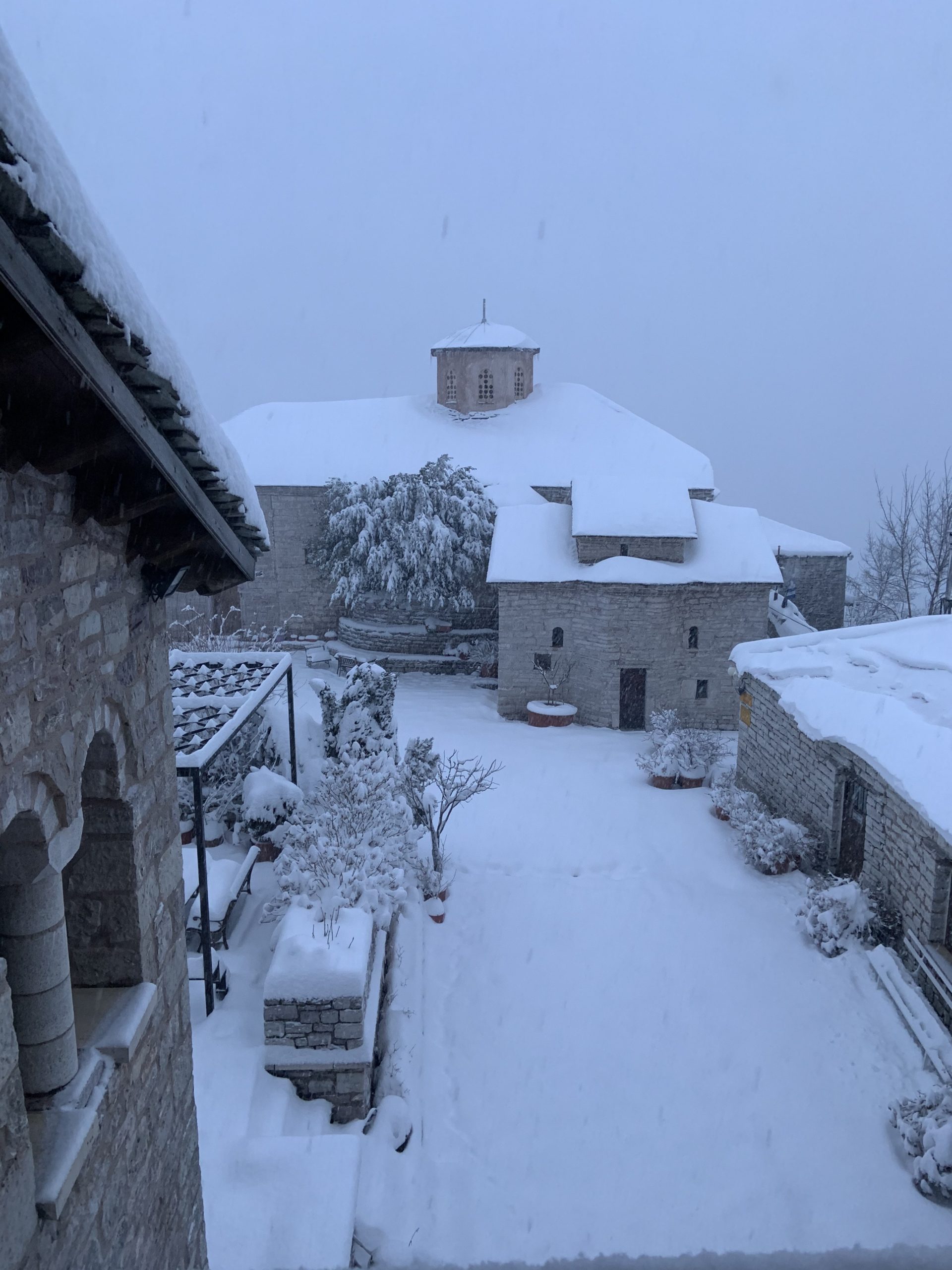 Μαγικές εικόνες – Στα λευκά το μοναστήρι της Παναγίας Σπηλιάς