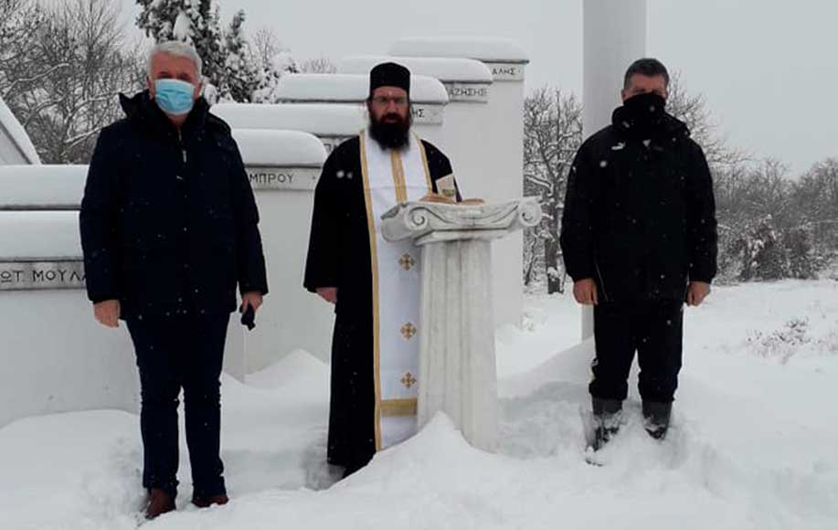 Παρά το χιόνι κατέθεσαν στεφάνια στο μνημείο της Μερίτσας