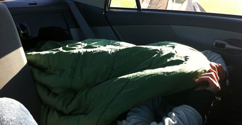 Λάρισα: Κοιμούνται στο αυτοκίνητο με το μωρό παιδί τους