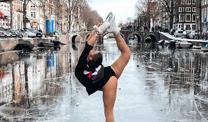 Μια πατινέρ από την Ολλανδία χορεύει πάνω στα παγωμένα κανάλια-Πηγή:sputniknews.gr