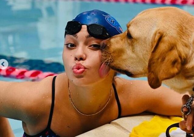 Σκύλος σώζει τυφλή κολυμβήτρια από την αυτοκτονία