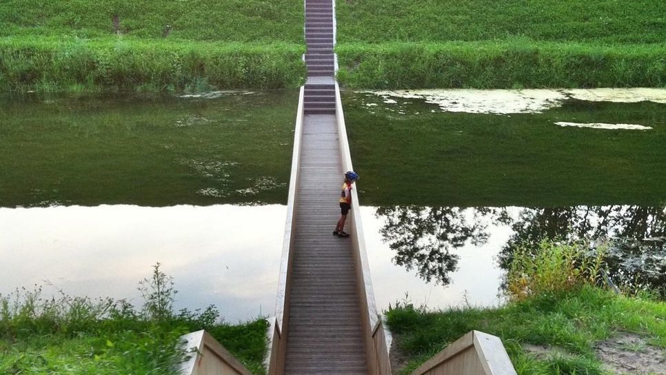 Αρχιτεκτονικό θαύμα: Μια γέφυρα μοναδική στον κόσμο χωρίζει το νερό στα δύο