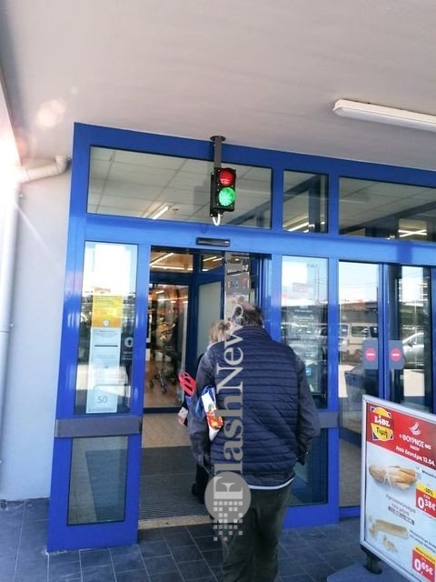 Χανιά: Σούπερ μάρκετ των Lidl έχει φανάρι στην είσοδο του