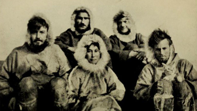 Η αλλόκοτη ιστορία της γυναίκας που επιβίωσε μόνη σε νησί της Αλάσκας με τη σορό ενός νεκρού άντρα
