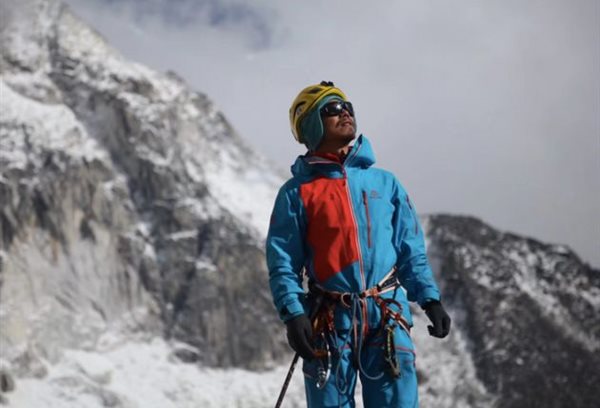 Ο πρώτος Κινέζος τυφλός ορειβάτης πάτησε στην κορυφή του Έβερεστ - πηγή: palo.gr