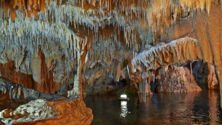 Παρέα νεαρών ανακάλυψε σπήλαιο με σταλακτίτες στον Άγιο Θωμά